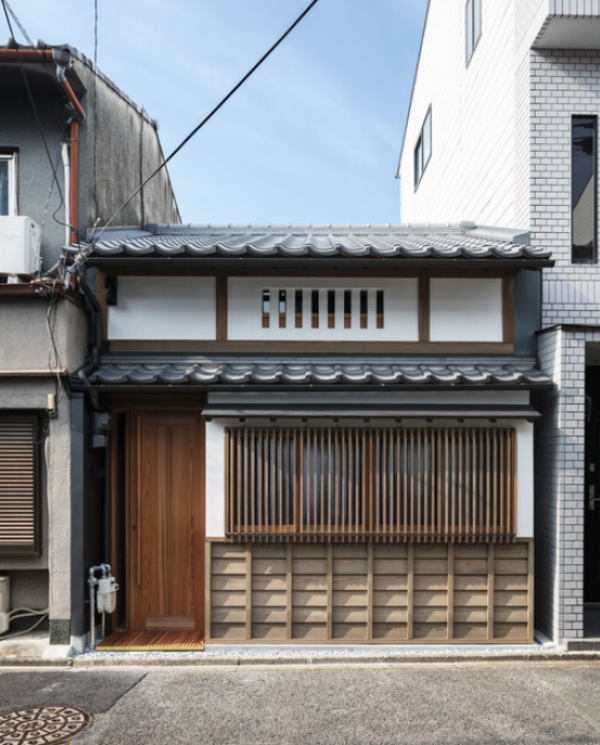 Rumah dengan Teras dan Batu Serut